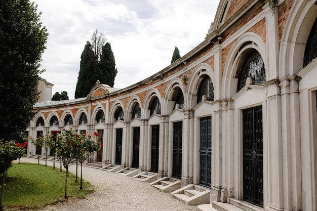 Les édifices extérieurs élégants des cimetières historiques avec leurs portes et fenêtres en arc