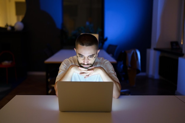 Editeur de contenu ou entrepreneur propriétaire d'une entreprise en ligne travaillant des heures supplémentaires de nuit avec un emploi à distance