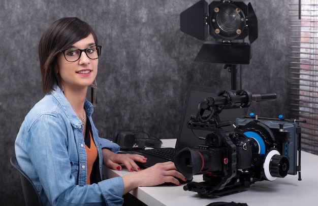 Editeur de vidéo jeune femme travaillant en studio