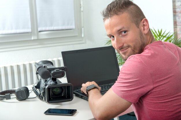 Editeur vidéo avec ordinateur et caméra vidéo professionnelle