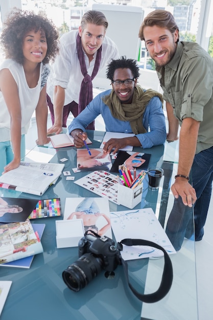 Éditeurs De Photo Souriant à La Caméra