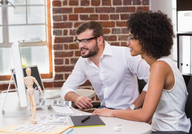 Photo Éditeurs de photos utilisant un ordinateur de bureau