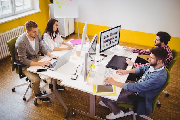 éditeurs travaillant au bureau créatif