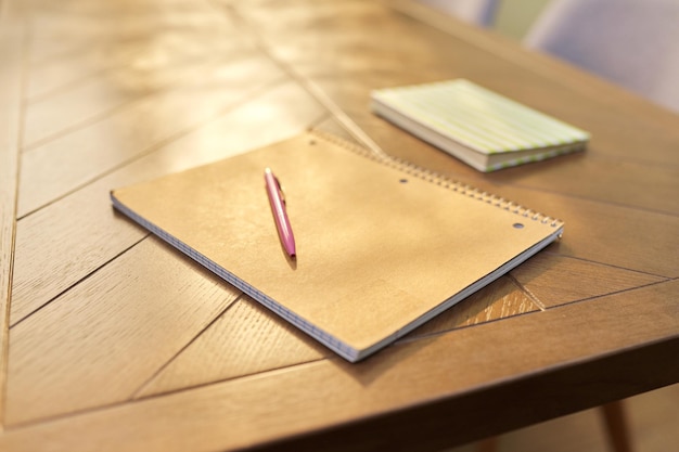 Éducation, Concept D'entreprise. Vue De Dessus D'une Table En Bois Marron Avec Carnet En Couverture Recyclée Sur Spirale Avec Stylo Et Livre