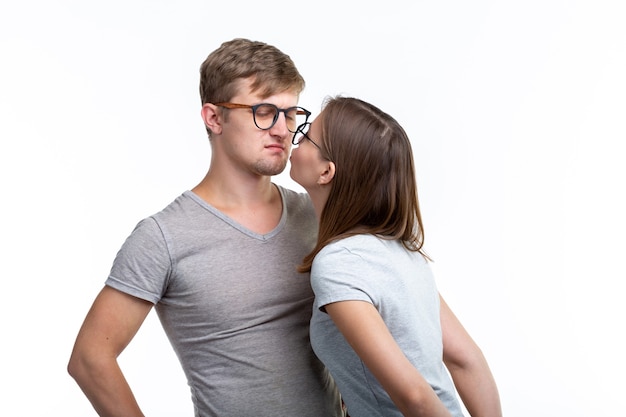 Éducation, concept de personnes. Un couple amoureux de jeunes dans des verres ressemblent à des nerds debout sur blanc