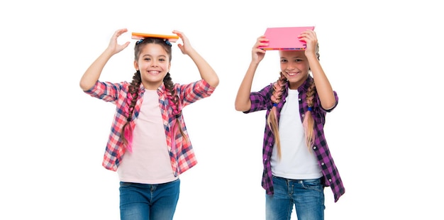 L'éducation dans les écoles secondaires filles enfants tenant livre devoirs de retour à l'école enfants d'école avec livre enfants de l'école et leurs livres étudient dur