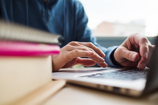 L'éducation à distance obtenir un diplôme d'apprentissage en ligne sur Internet homme étudiant à l'aide d'un ordinateur portable