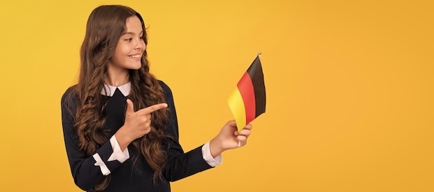 Photo l'éducation à l'école étrangère adolescente fan de football choisir la direction enfant heureux doigt pointé