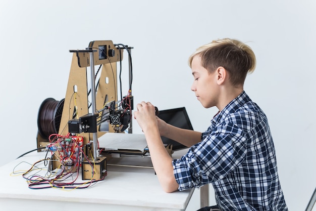 Éducation, Enfants, Concept Technologique - Garçon Adolescent Imprime Sur Une Imprimante 3d.