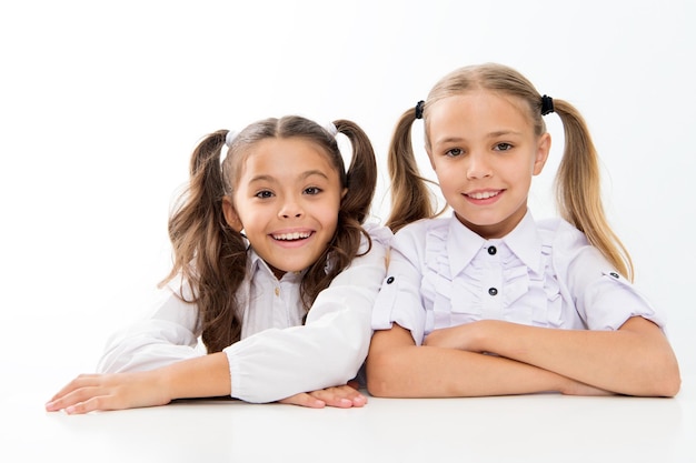 L'éducation est la porte de l'avenir Les petites filles étudient à l'école primaire Les petits enfants reçoivent une éducation formelle De mignons écoliers assis à leur bureau L'enseignement obligatoire est gratuit