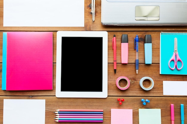 éducation, fournitures scolaires, art, créativité et concept d'objet - gros plan de papeterie et ordinateur tablette sur table en bois