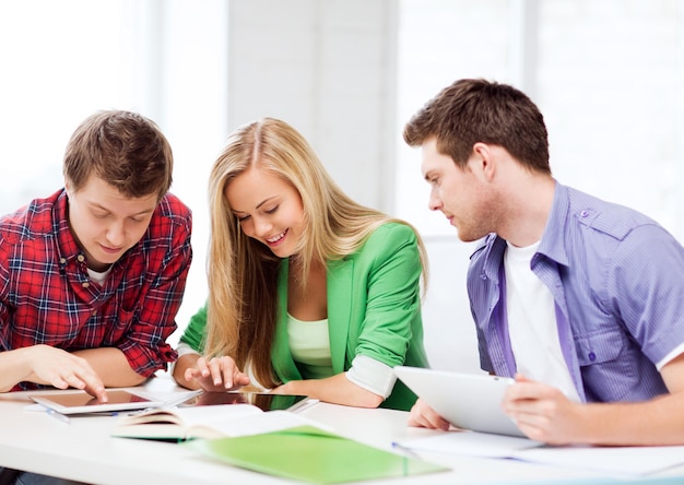 éducation et internet - étudiants souriants naviguant sur tablet pc