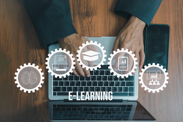 Éducation en ligne e-learning avec des icônes d'engrenages connectésMain utilisant le concept de conception d'ordinateur portable Vue de dessus