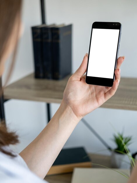 Éducation en ligne maquette numérique connexion mobile méconnaissable femme tenant un smartphone avec blanc