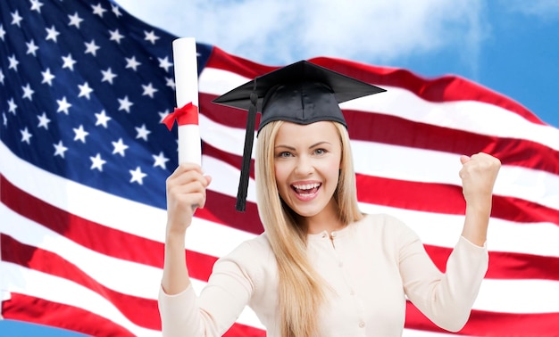 éducation, lycée, connaissances, remise des diplômes et concept de personnes - étudiante heureuse ou femme en casquette de trancheuse avec certificat de diplôme sur fond de drapeau américain