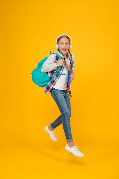 Éducation Moderne énergique Adolescent Joyeux écoutant De La Musique écolière élégante Allant à L'école Fille Petite Fille à La Mode Porter Sac à Dos Vie Quotidienne à L'école Heureux Enfant Insouciant école Et Loisirs