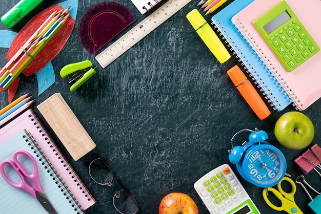 L'éducation ou la rentrée scolaire sur fond de tableau. Lay plat.