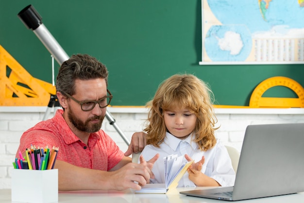 L'éducation scolaire et le concept d'enfants enseignant aidant l'enfant étudiant élève de l'école primaire à