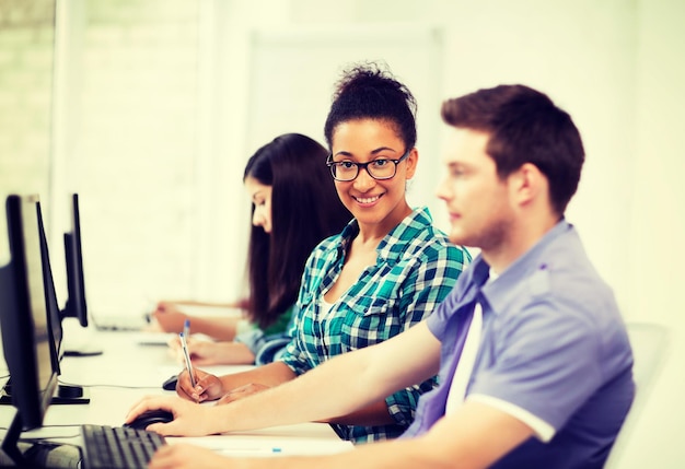 éducation, technologie et internet - étudiant africain avec ordinateur étudiant à l'école