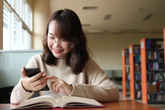 educationwomanoffice campus amitié et personnes concept d'étudiants adolescents heureux avec l'école