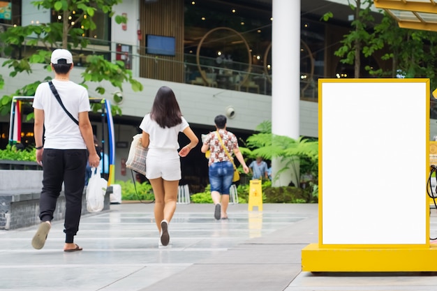 Effacer le panneau d&#39;affichage vide mock up avec espace copie pour la publicité des messages texte.