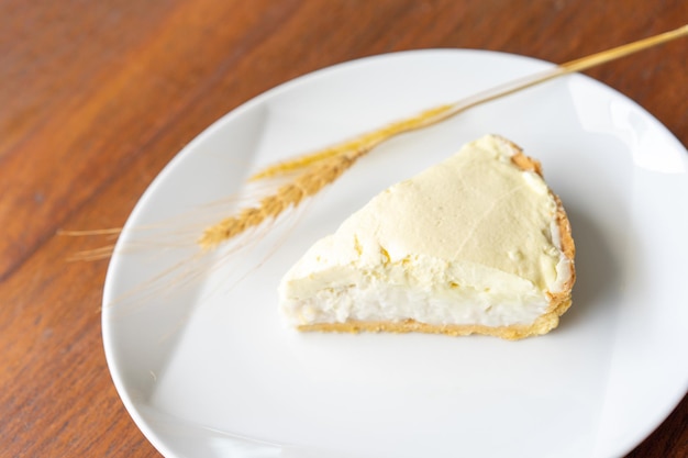 Effacer la tarte à la crème de noix de coco dans le plat sur la table en bois sans rien dessus