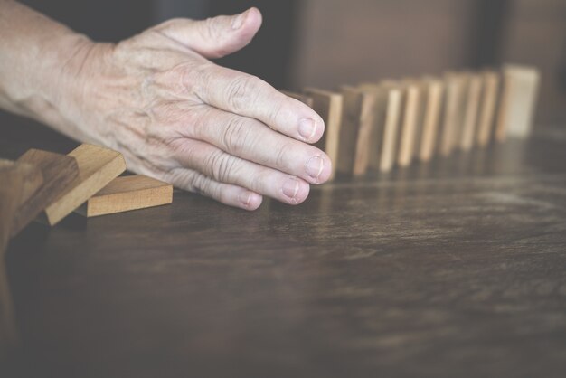 Effet d'arrêt du domino continuellement renversé.