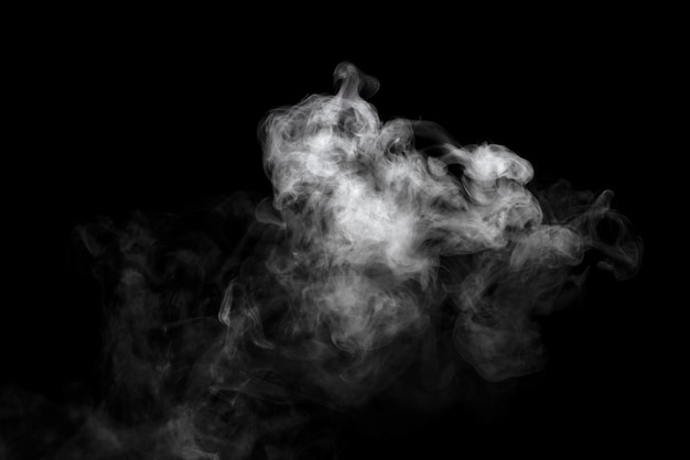 Effet de poudre ou de fumée abstrait isolé sur fond noir
