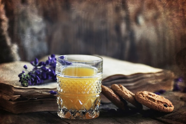 Effet de rayures sur le livre photo rétro sur le petit-déjeuner en bois