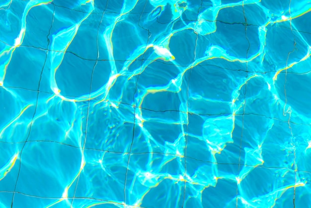 Effet de réflexion de l'eau bleue et de la lumière du soleil de la piscine