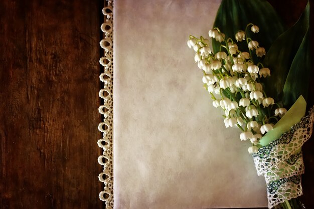 Effet vintage sur bouquet photo de muguet et texte de l'espace