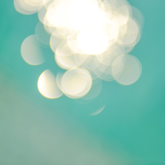 Effets de lumière bokeh à mise au point douce sur un fond d'eau bleue ondulée dans la piscine.