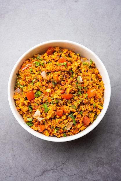 Egg bhurji également connu sous le nom de Masala Anda Bhurji est un plat d'œufs brouillés qui est un str indien populaire