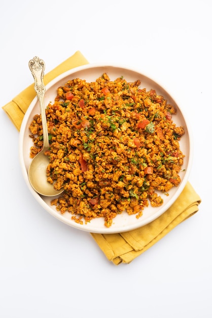 Egg bhurji également connu sous le nom de Masala Anda Bhurji est un plat d'œufs brouillés qui est un str indien populaire