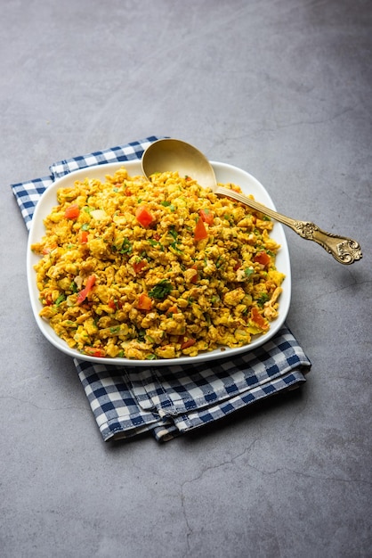 Egg bhurji également connu sous le nom de Masala Anda Bhurji est un plat d'œufs brouillés qui est un str indien populaire