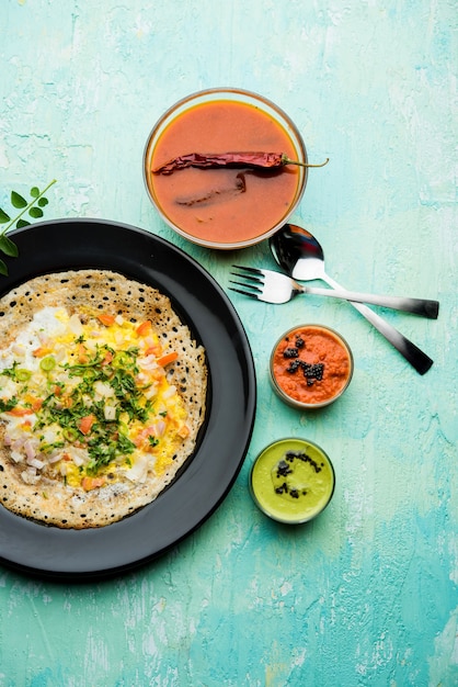 Egg Dosa est un petit-déjeuner ou un repas non végétarien du sud de l'Inde, servi avec du sambar et du chutney