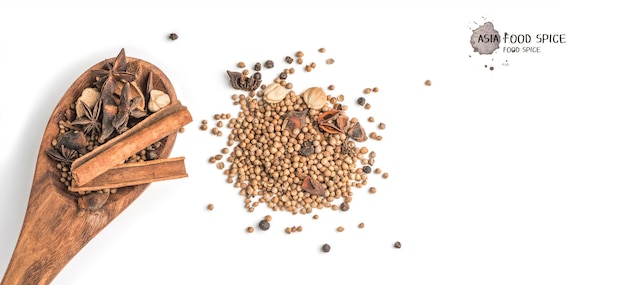 Photo egguf à l'étouffée aux épices. anis étoilé, bâtons de cannelle et poivre sur fond blanc