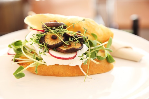 egguf poché au pain et aux champignons