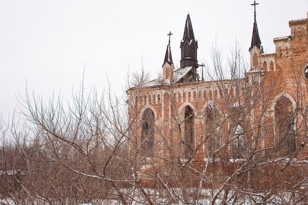 Photo Église abandonnée de brique rouge église néogothique abandonnée