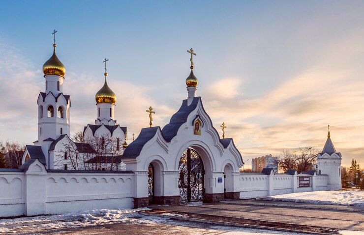 église archange michael à novossibirsk église orthodoxe avec dômes dorés et croix