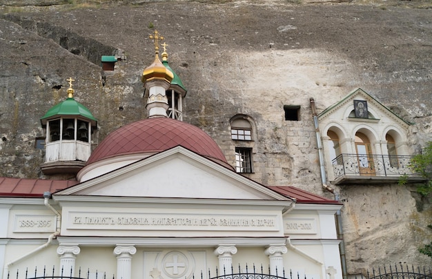 Une église au milieu d'une montagne rocheuse près d'une voie ferrée en Crimée Ukraine
