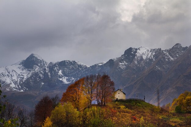 Photo Église au sommet de la colline d'automne dans le village de géorgie