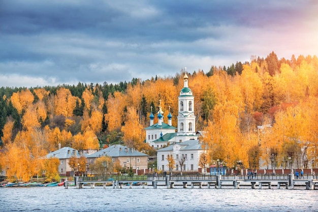 Photo Église barbare sur le rivage parmi les arbres rouges d'automne dans la ville de plyos