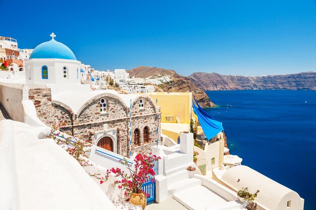 Église blanche avec des dômes bleus sur l'île de Santorin, Grèce.