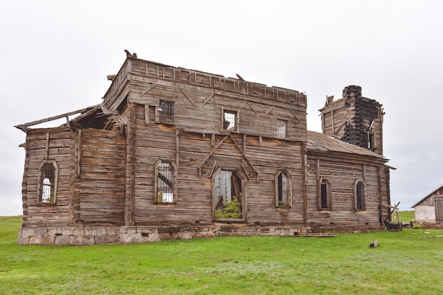 église en bois abandonnée, temple en bois en ruine, abandon en bois