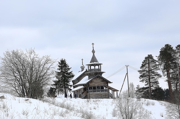 église en bois dans la forêt hiver / paysage église chrétienne dans le paysage d'hiver, vue sur l'architecture en bois au nord