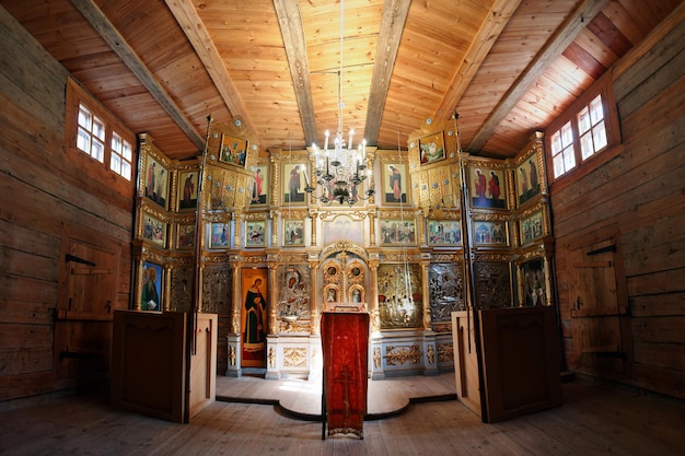 Église en bois du xixe siècle dans le musée de l'architecture en bois Petit Korely Russie Arkhangelsk