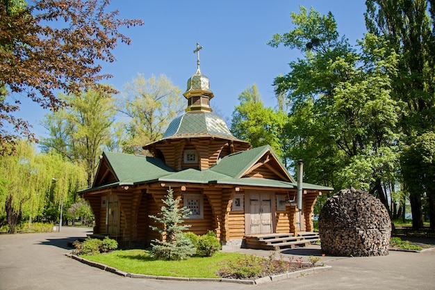 Une église en bois d'orthodoxie se dresse dans un parc