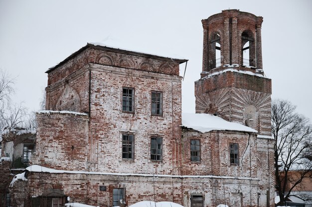 Photo Église en brique ancienne et en ruine en hiver froid