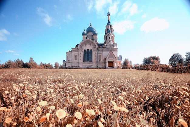 église à la campagne paysage d'été russie